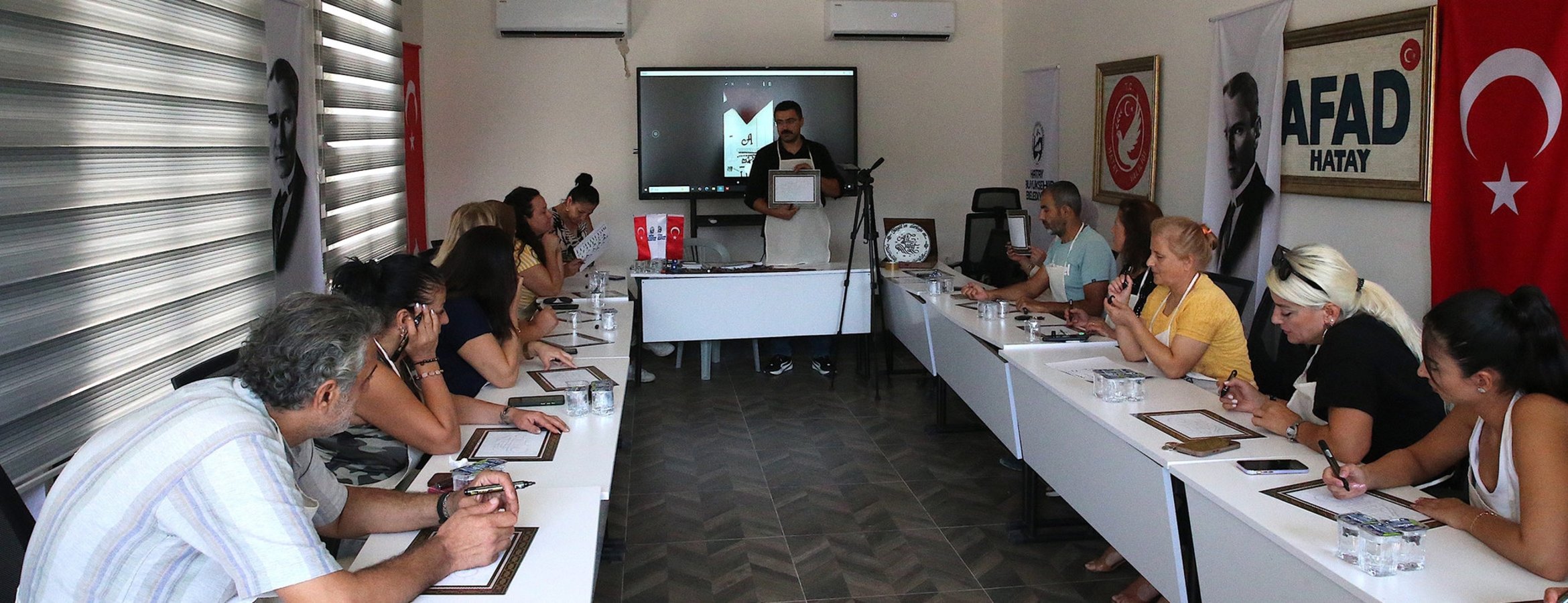 Hatay’da afetzede sanatçılar atölye günleri etkinliğinde el sanatlarını tanıtıyor