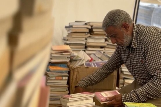 Gazze’de Bir Sahafın Direnişi: Yıkılan Evinden Kitaplarını Kurtarıp Yeni Kütüphane Kurdu
