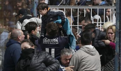 Violence at football match in Argentina leaves 1 dead