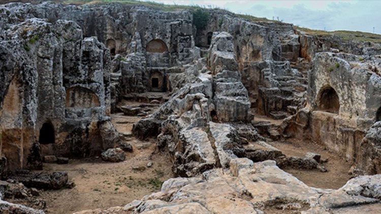 Adıyaman’da restorasyonu tamamlanan tokalaşma anıtı ve yazıt Perre Antik Kenti’nde sergilenecek