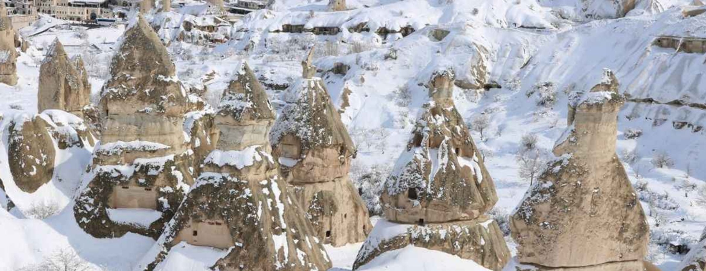 Kapadokya’daki kış etkinliğine katılanlar karla kaplı peribacaları arasında kaydı