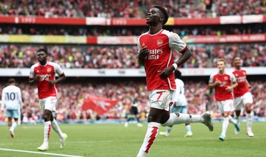 Arsenal begin English Premier League campaign with win