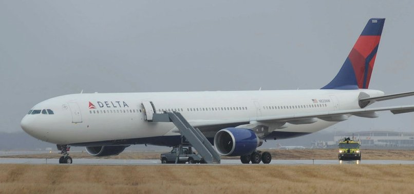 DELTA AIRLINER GOES OFF ICY TAXIWAY IN MINNEAPOLIS SNOWSTORM