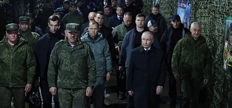PUTIN OBSERVES MILITARY DRILLS IN RUSSIAS URALS REGION
