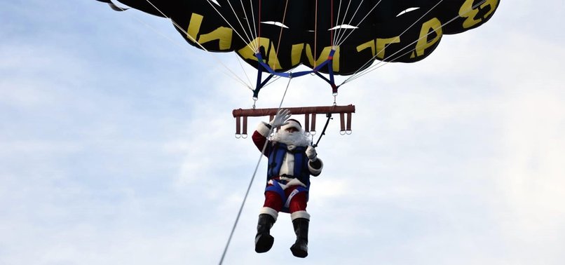 PARASAILING SANTA CLAUS ATTRACTS TOURISTS IN SW TURKEY