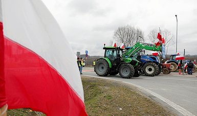 Polish farmers block roads in new Ukraine imports protest