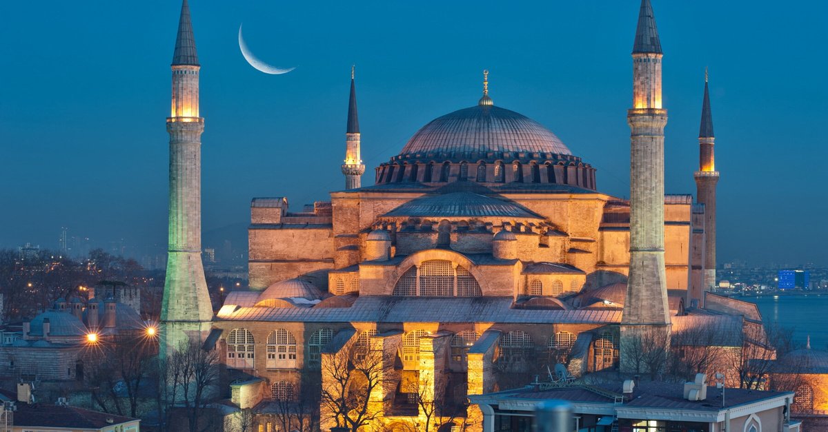 Exterior view of Hagia Sophia in Istanbul, showcasing its massive central dome, flanking minarets, and Ottoman‑Byzantine architectural grandeur.