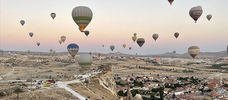 Kapadokya’da turistler yeni günü gökyüzünde karşıladı