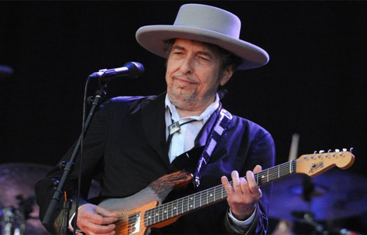 Bob Dylan, müzik koleksiyonunun tamamını, değeri yaklaşık 200 milyon dolar olduğu belirtilen bir anlaşmayla Sony Music Group'a satma kararı aldı.