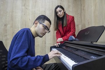 Otizmli Abdullah piyano çalıyor