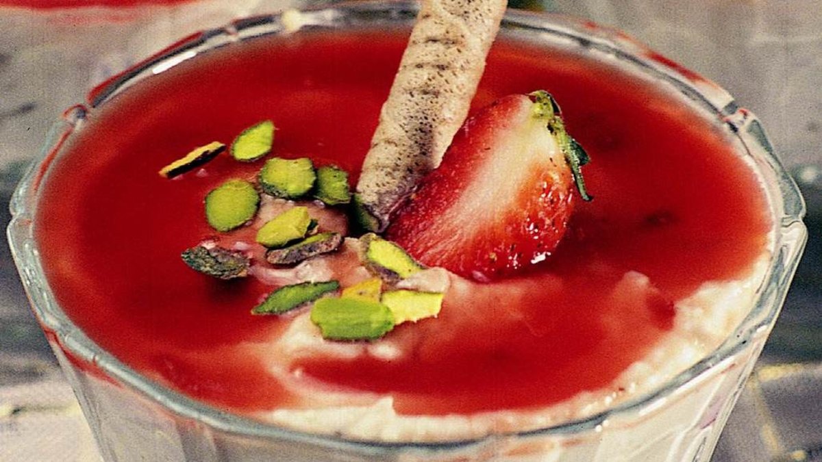 Çilek Soslu Lor Tatlısı