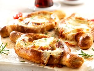 Peynirli ve Yumurtalı Pide