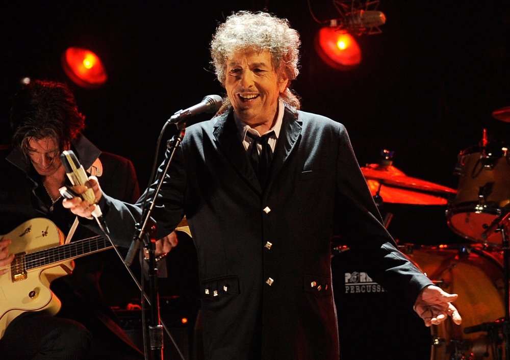 BOB DYLAN NOBEL’İ ALDI