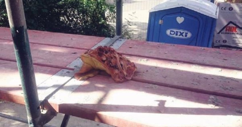 Camiye domuz parçaları attılar