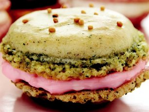 Fıstıklı Naneli Macaron Çilek Kremalı