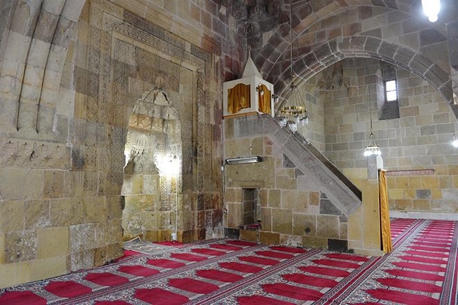 1223 tarihli Selçuklu eseri Niğde Alâeddin Camii taş mihrap ve minberi.