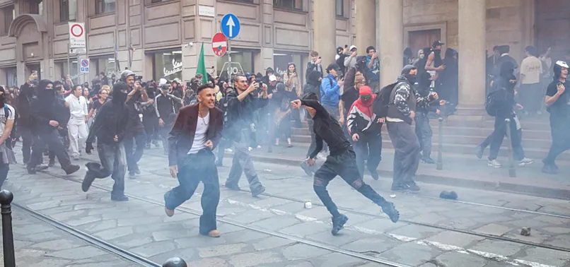 ITALIAN POLICE CLASH WITH PROTESTERS IN THE CENTRE OF MILAN