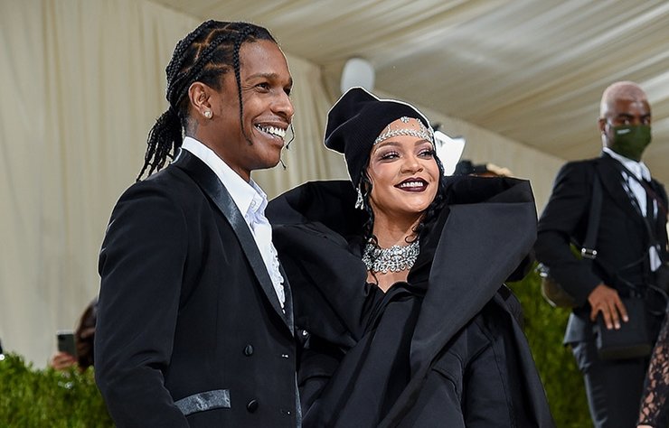 Rihanna ve ASAP Rocky, ilk çocuklarını kucaklarına aldı.