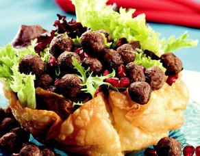 Kızarmış Yufka Tabağında Köfteli Salata