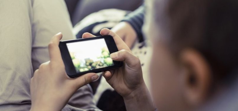 42 OF 100 PEOPLE PLAY MOBILE GAMES ONCE DAILY: SURVEY