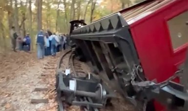7 people hurt when amusement park train derails in Missouri