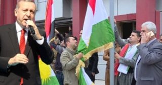 Kerkük’teki bayrak krizi sona erdi: Kamu binalarına asılan kürt bayrakları indirildi