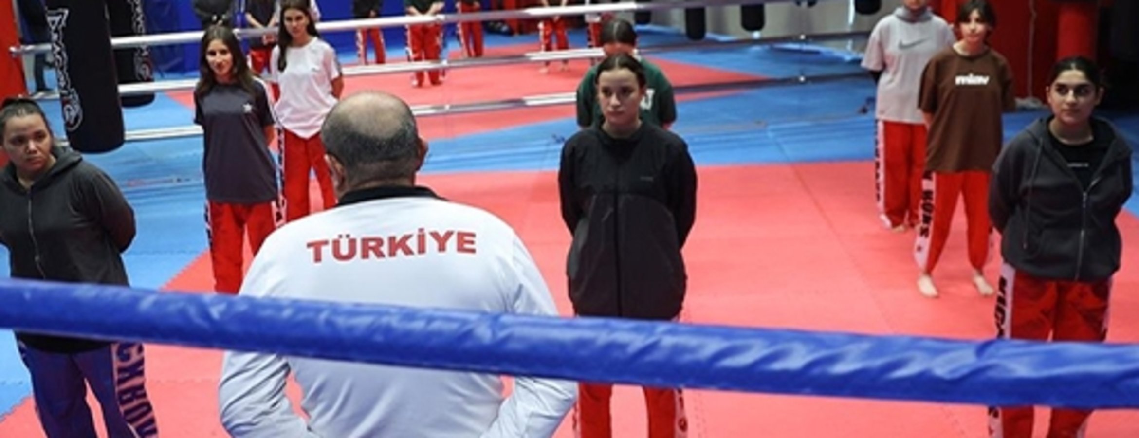 Milli forma ile ter döktüğü kick boksta şampiyonlar yetiştiriyor