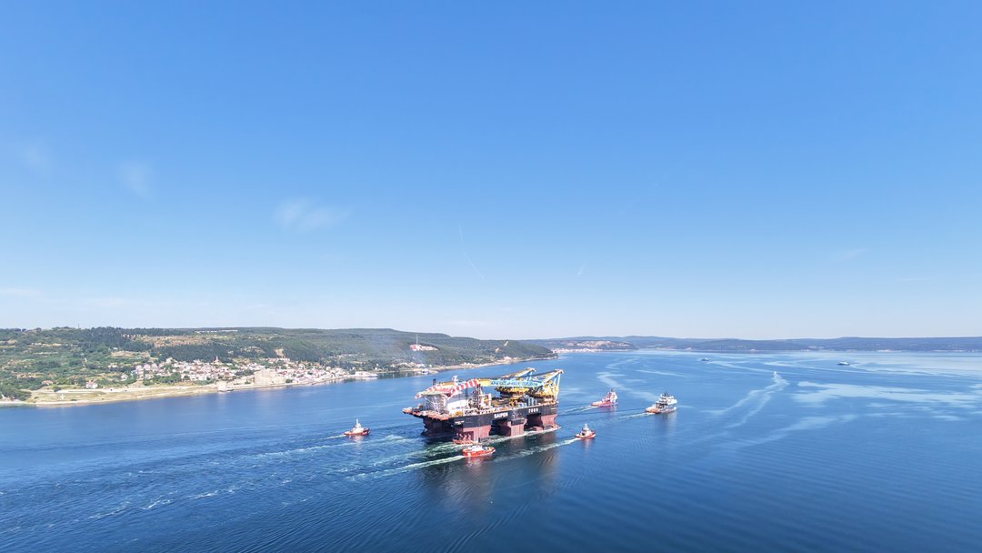 DEV VİNÇ GEMİSİ ÇANAKKALE BOĞAZI’NDAN GEÇTİ