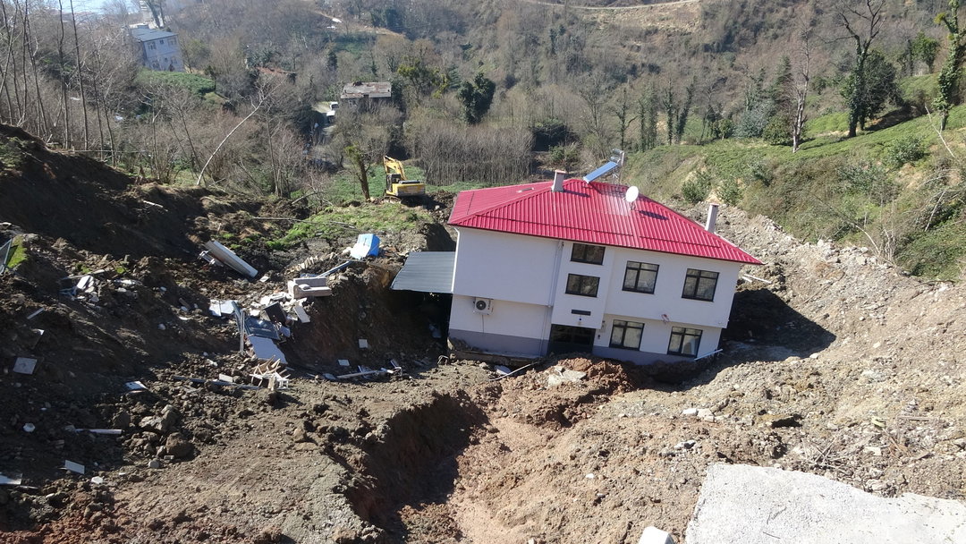 KARADENİZ’DE KARLARIN ERİMESİYLE HEYELAN RİSKİ ARTIYOR