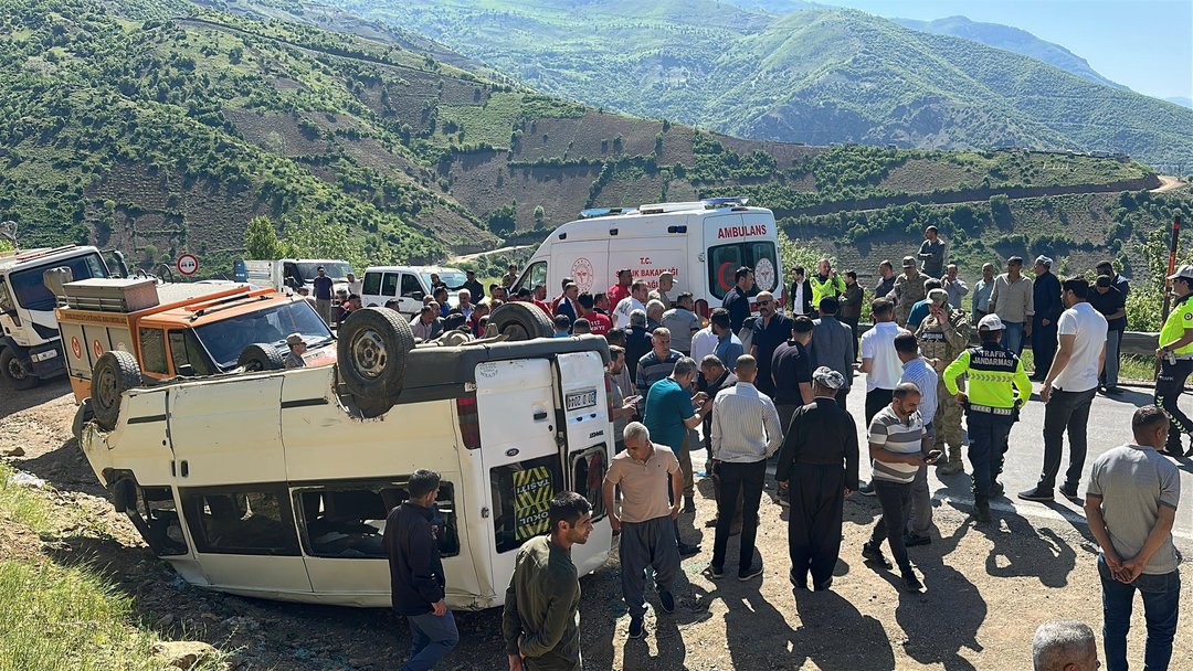 HAKKARİ’DE ÖĞRENCİ SERVİSİ TAKLA ATTI