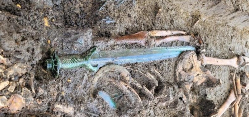WELL-PRESERVED BRONZE AGE SWORD UNEARTHED BY ARCHAEOLOGISTS IN GERMANY