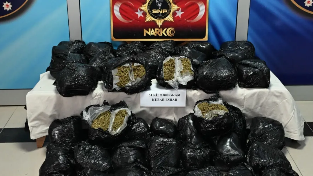 SİİRT’TE DUR İHTARINA UYMAYAN SÜRÜCÜNÜN OTOMOBİLİNDE 51 KİLO 800 GRAM ESRAR ELE GEÇİRİLDİ.