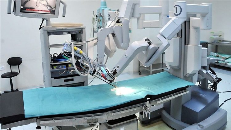 Küçük kesiyle yapılan robotik cerrahi kalp ameliyatlarında iyileşmeyi hızlandırıyor