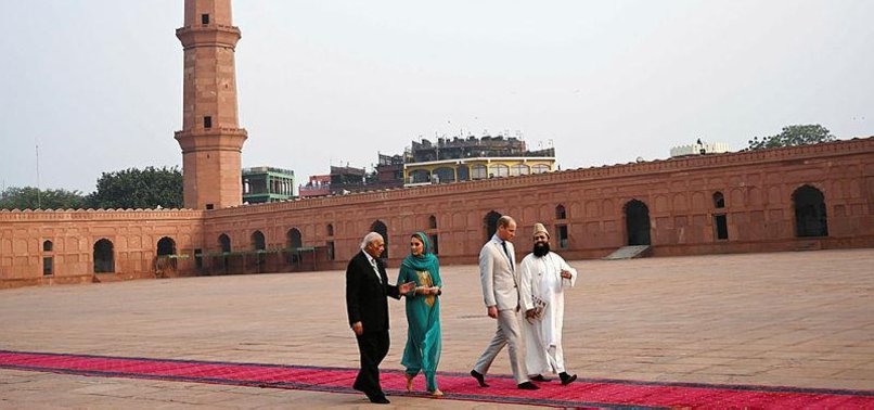 WILLIAM AND KATE PLAY CRICKET AND TOUR MOSQUE IN PAKISTANS LAHORE