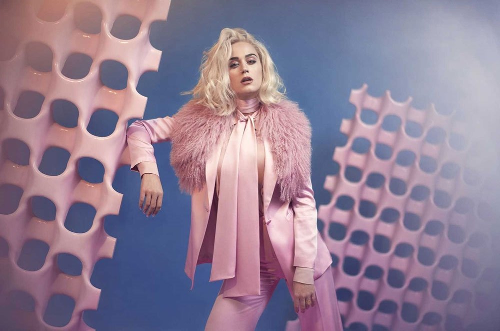 KATY SAHNEYİ BIRAKMIYOR