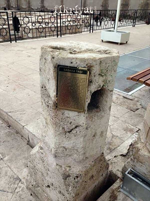 SADAKA TAŞLARININ BULUNDUĞU TARİHİ YAPILAR