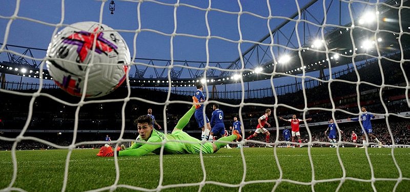 Arsenal back on top of Premier League after beating Chelsea