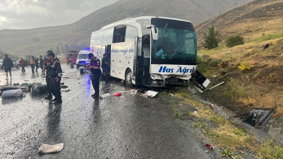 OTOBÜS KAZASINDA 4 KİŞİ ÖLDÜ