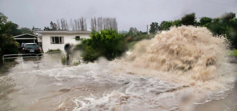 CYCLONE IN NEW ZEALAND LEAVES 6 DEAD, TRAIL OF CHAOS