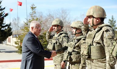 Turkish defense chief visits Iraqi border