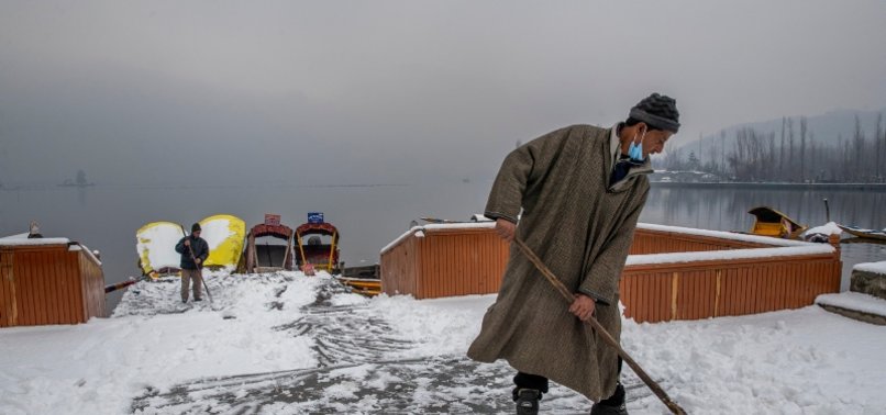 HEAVY SNOWFALL CRIPPLES LIFE IN KASHMIR