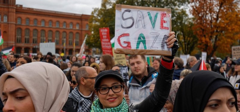 Thousands march in Berlin in solidarity with Palestinians