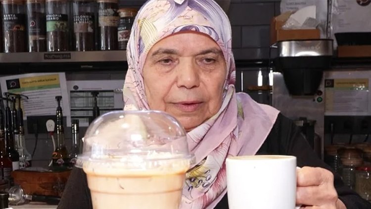 Yeni nesil kahve dükkanında 70 yaşında baristalık yapıyor