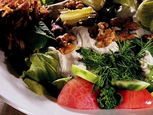 Cevizli Yeşillik Salatası