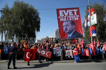 Erdoğan’ı Türk bayraklarıyla karşıladılar