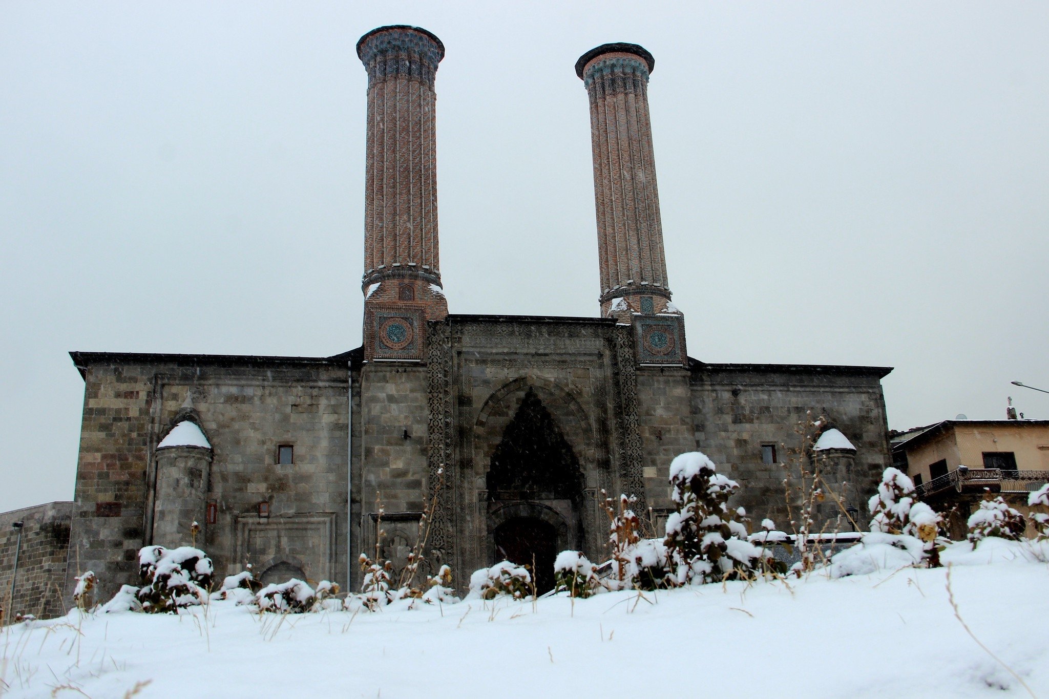 ÇİFTE MİNARELİ MEDRESE HAKKINDA BİLGİ