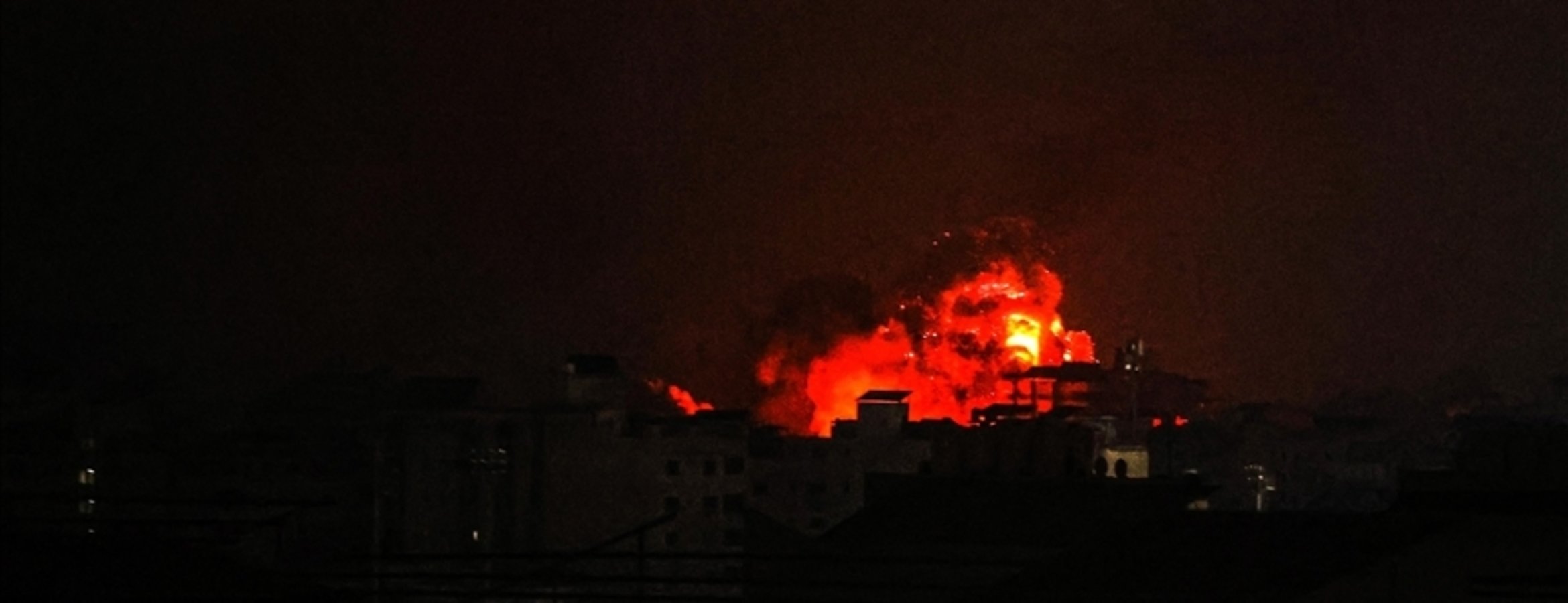 İsrail, saldırıların 22’nci gününde Gazze’yi yoğun bombardımana tuttu