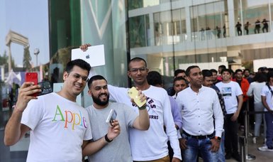 Apple craze draws long queues at opening of first India store