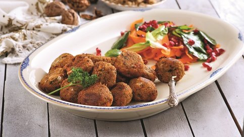 Tarator ve Narlı Salata Eşliğinde Peynirli Havuç Köftesi