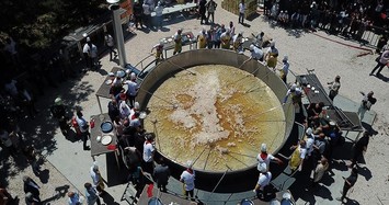 Turkish chefs fry liver in the world's biggest pan to set Guinness record
